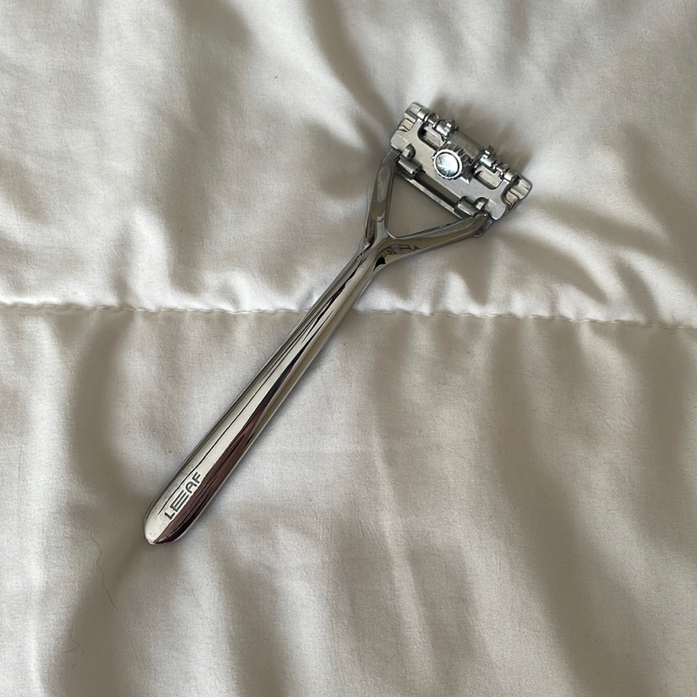 Leaf shave razor